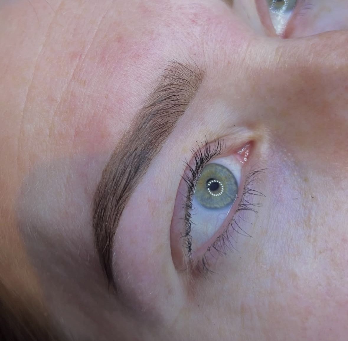Close-up van een strak gevormde, natuurlijk ogende wenkbrauw